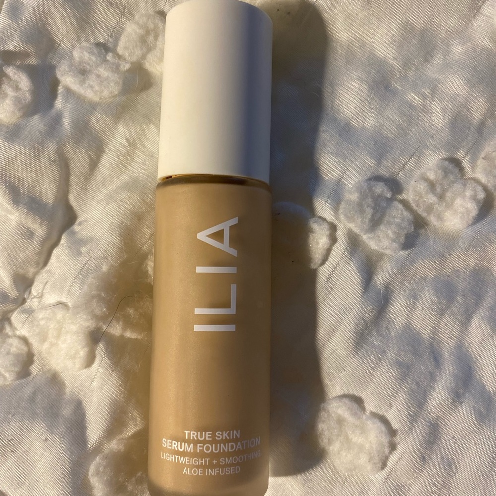 NWOT Ilia True Skin Serum Foundation